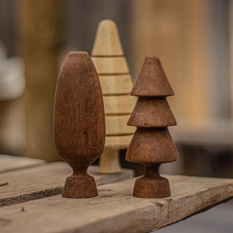 Tres árboles de madera torneados