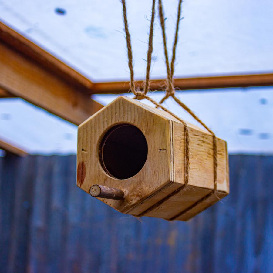 Casa para aves hexagonal colgante