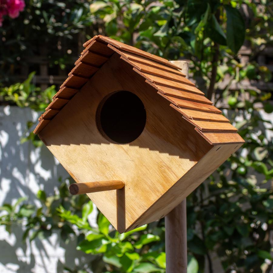 Casa para aves en forma de rombo con techo de tejuelas