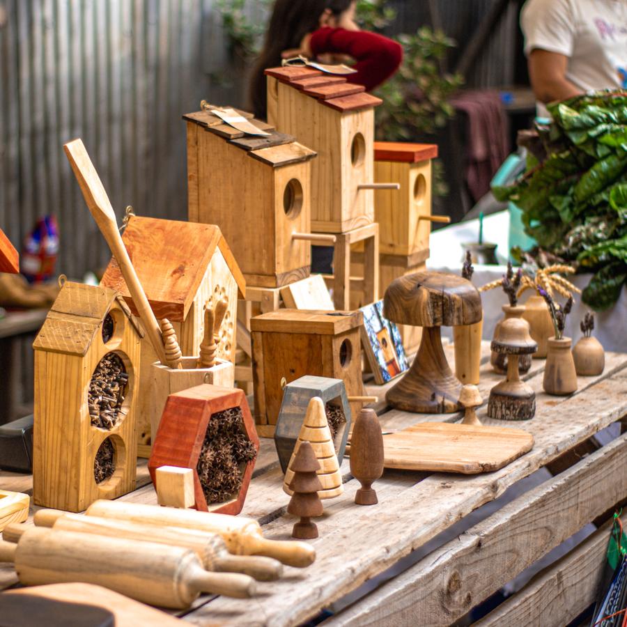 Puesto de feria con casas para aves, hoteles de insectos y piezas torneadas
