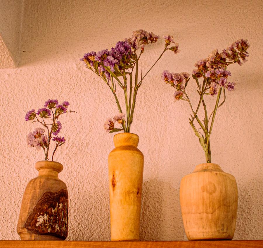 Tres floreros torneados con flores secas