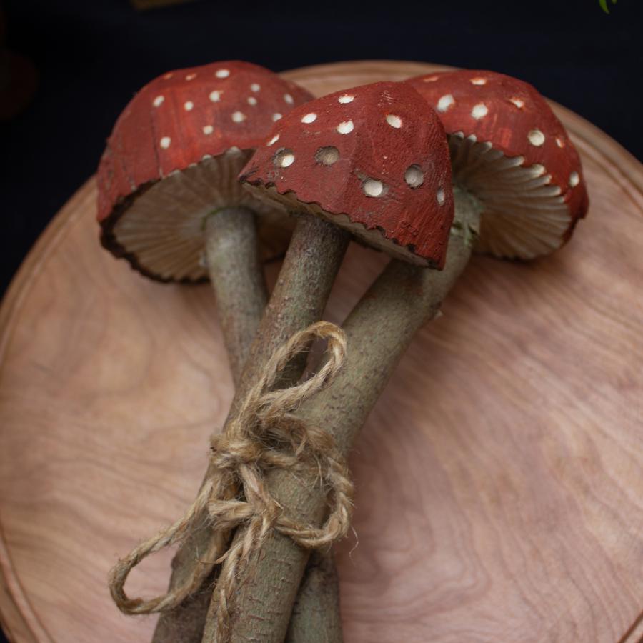 Hongos tallados de madera pintados rojos con puntos