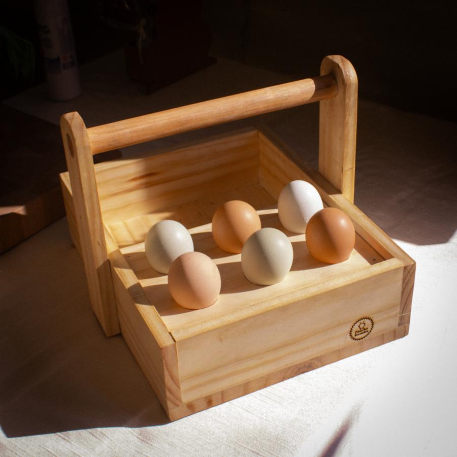 Canasto huevera de madera con huevos