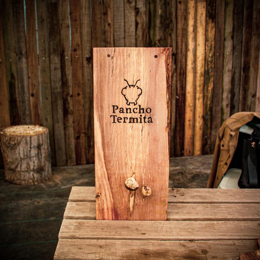 Letrero de madera con el logo de Pancho Termita