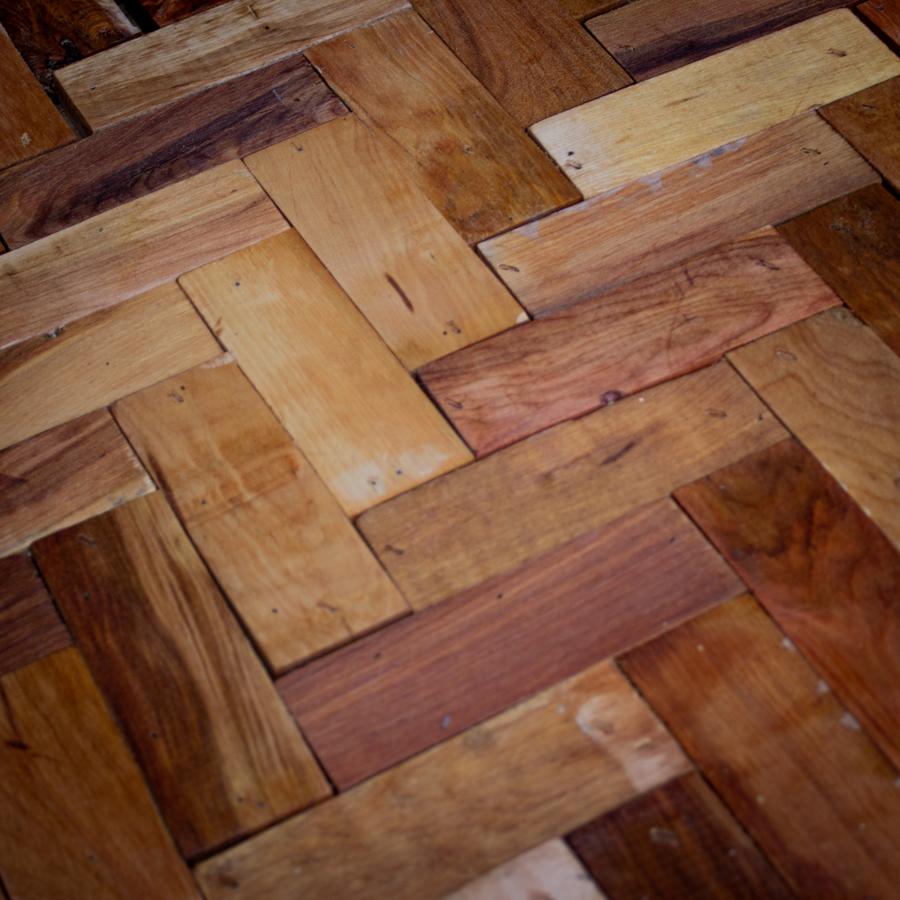 Superficie en espina de pez hecha con madera recuperada de distintos tonos