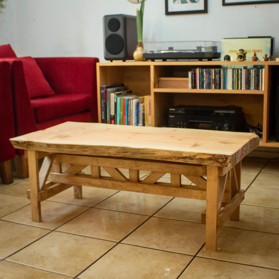 Mesa de centro de madera natural en un living