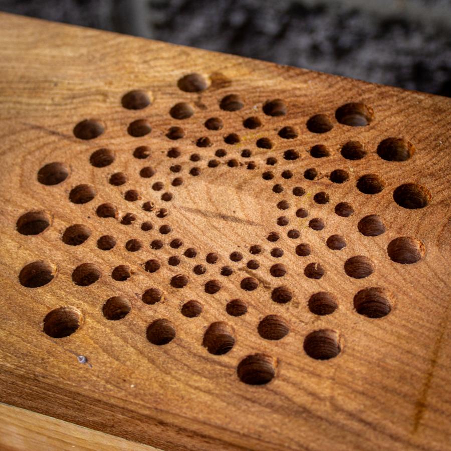 Detalle de orificios en espiral para abejas solitarias