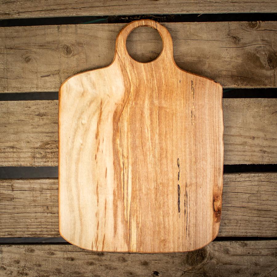 Tabla de madera clara con mango