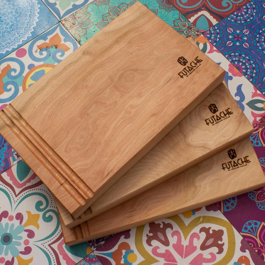 Tablas grabadas con el logo de una empresa