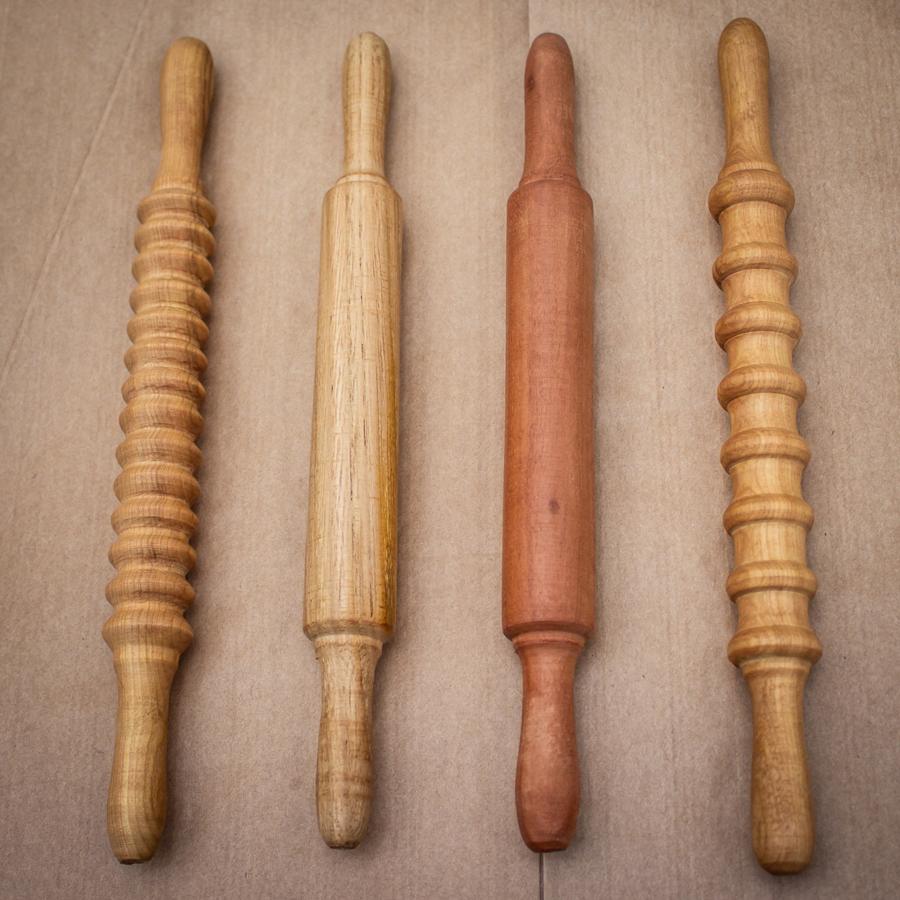 Cuatro usleros torneados de distintas maderas